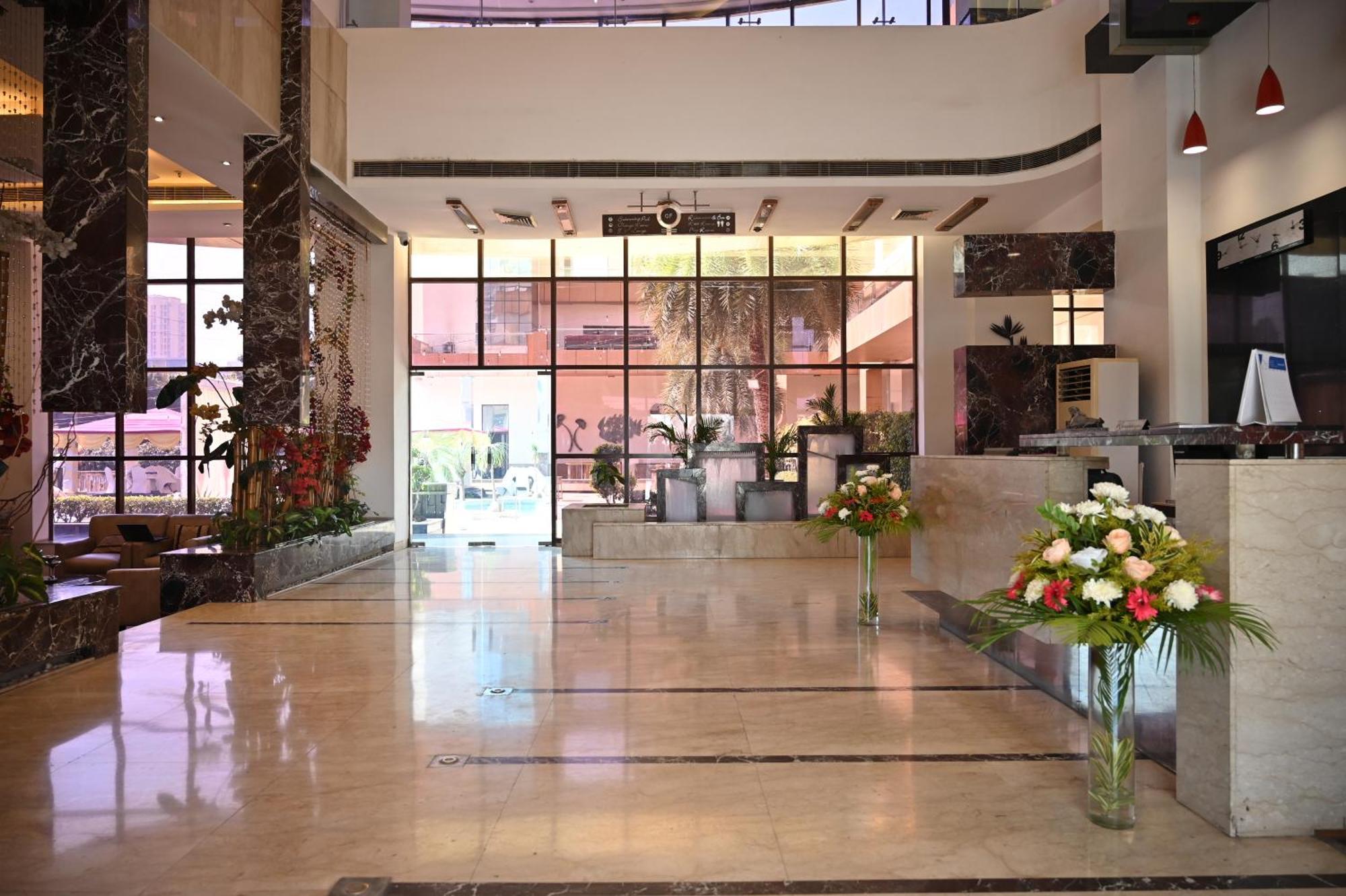 Club Florence غورغاون المظهر الخارجي الصورة